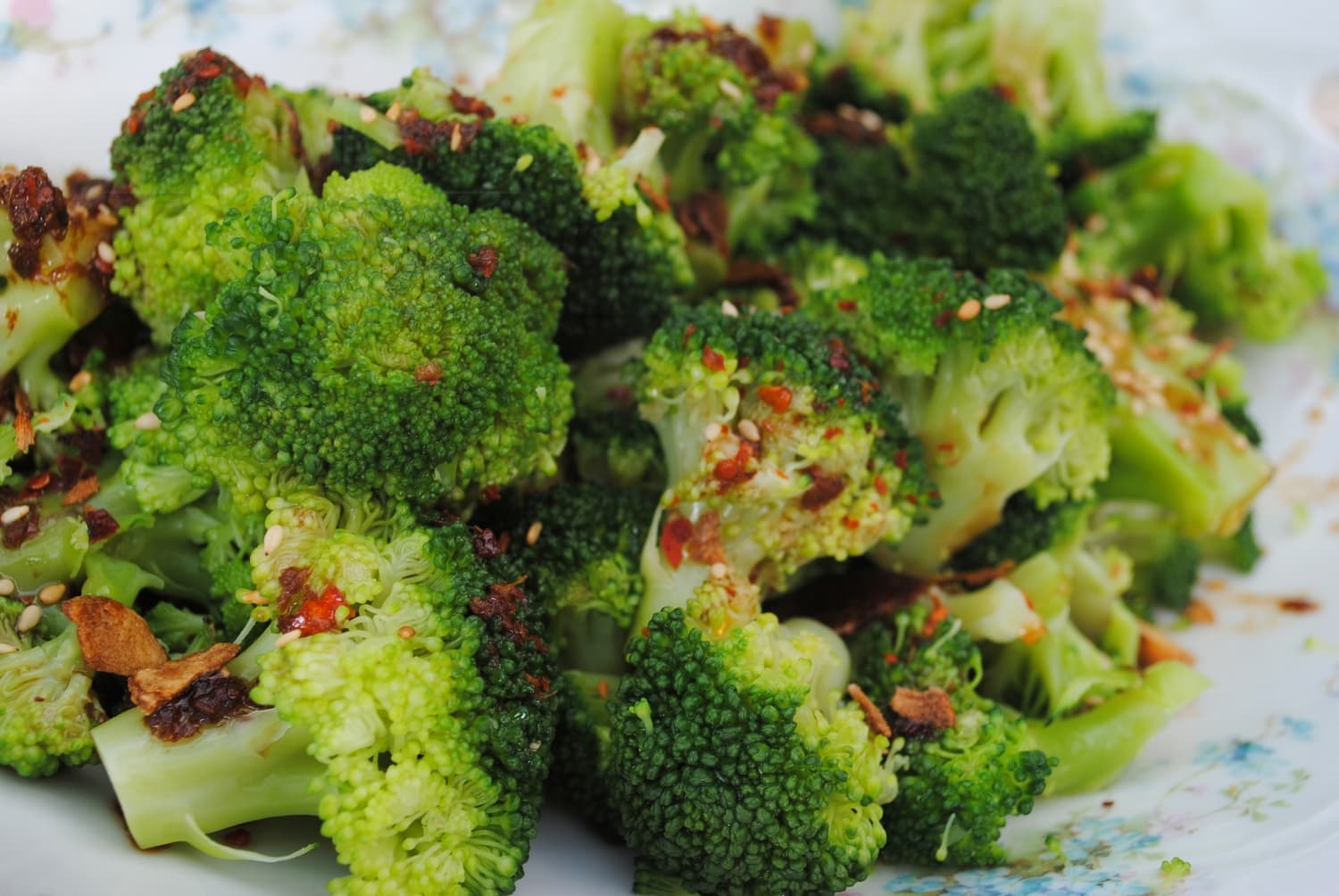 Broccoli met sojadressing en knoflook chips