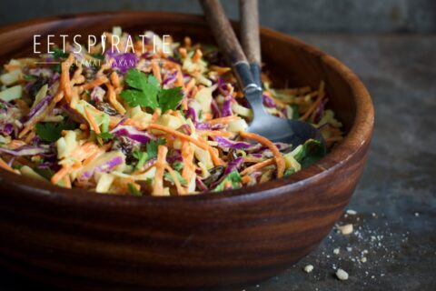 Knapperige koolsalade met verse groenten in een schaal