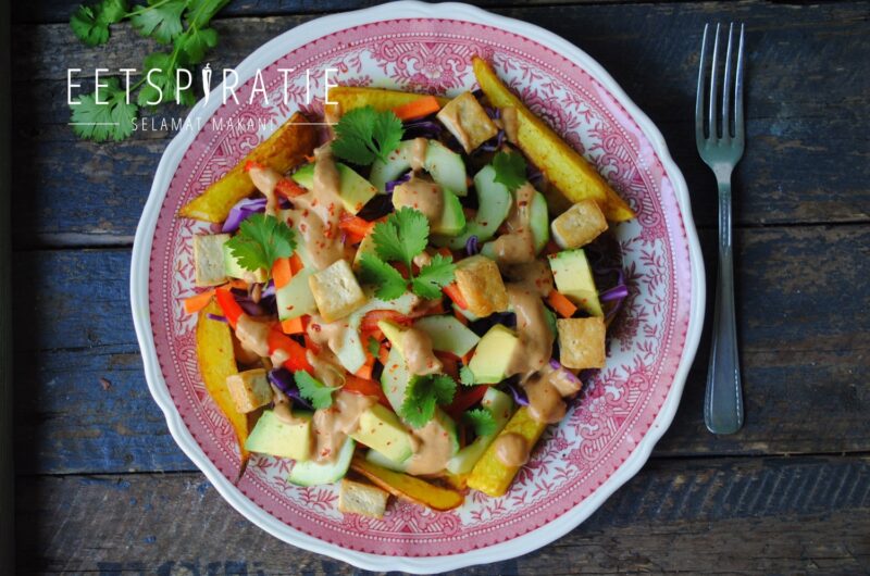 Oosterse aardappelschotel met pindasaus