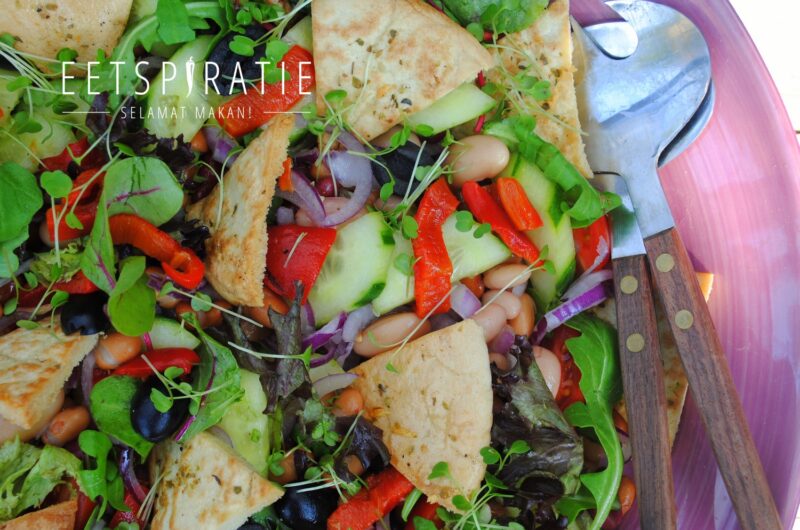 Griekse salade met pitachips