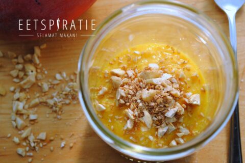 Mango ontbijt met five spice crumble