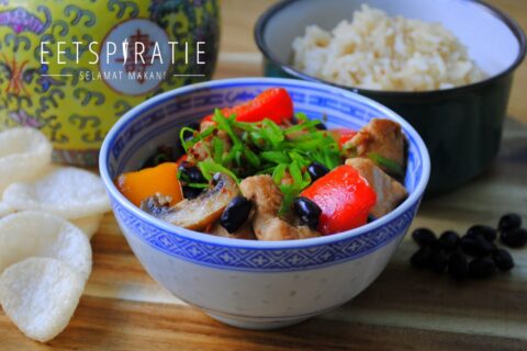 Chinees wokgerecht met kip en zwarte bonen