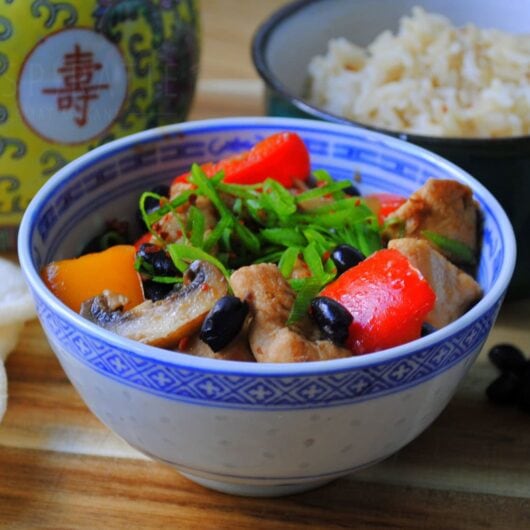 Chinees wokgerecht met kip en zwarte bonen