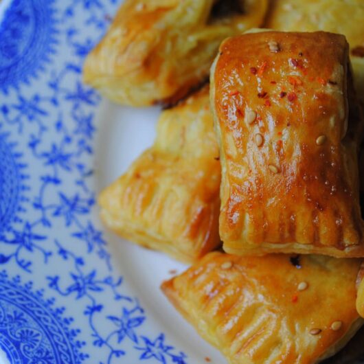 Indische saucijzenbroodjes