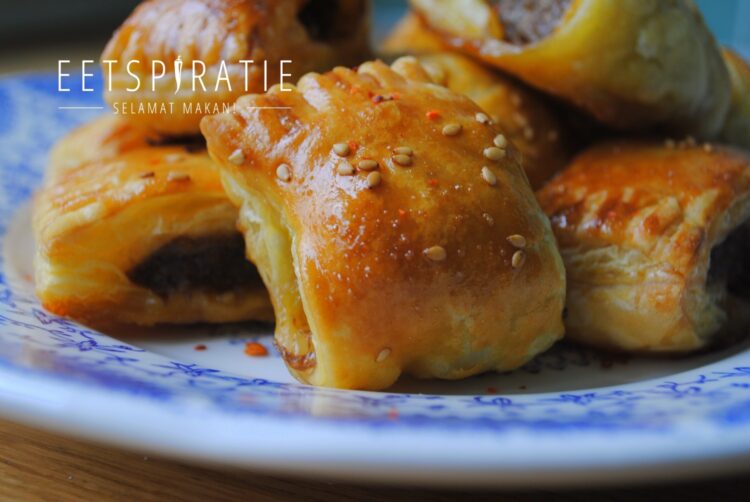 Indische saucijzenbroodjes