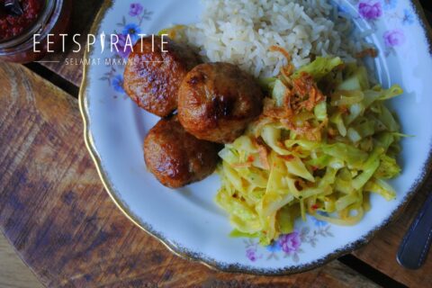 Pittige kool met kipgehaktballetjes