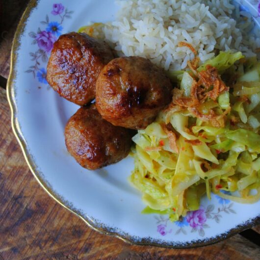 Pittige kool met kipgehaktballetjes