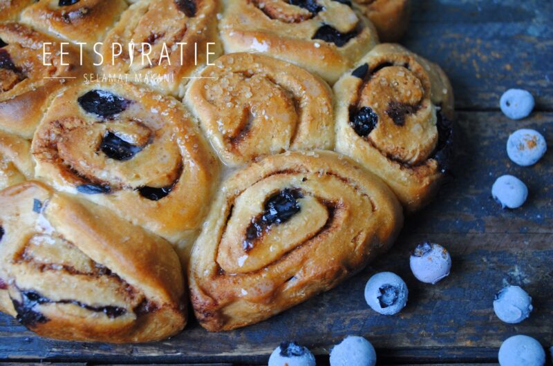 Kaneelbroodjes met blauwe bes