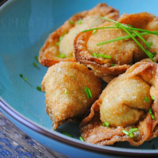 Pangsit goreng met kip en bieslookvulling