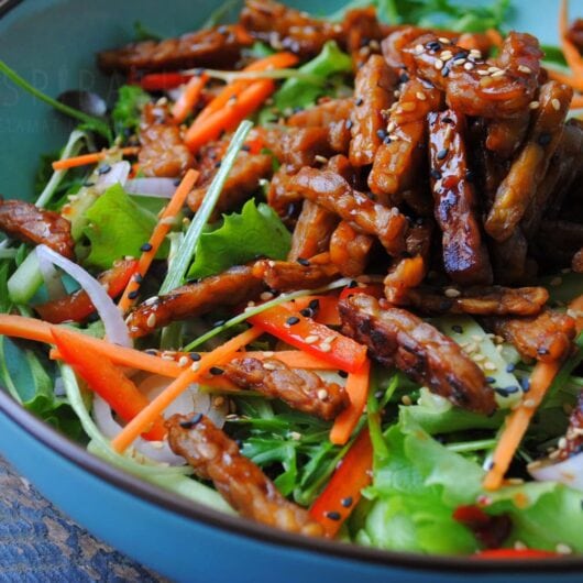Salade met gebakken tempeh