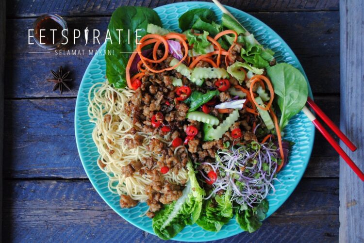 Oosterse salade met krokant kipgehakt