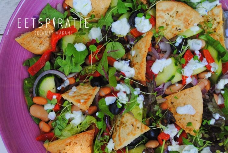 Griekse salade met pitachips