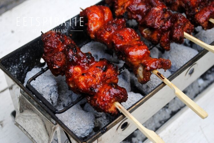 Varkensspiesjes met kruidige rub en barbecuesaus