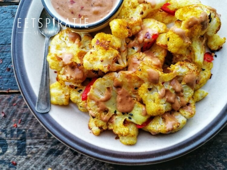 Geroosterde bloemkool met pindasaus (vega(n) 