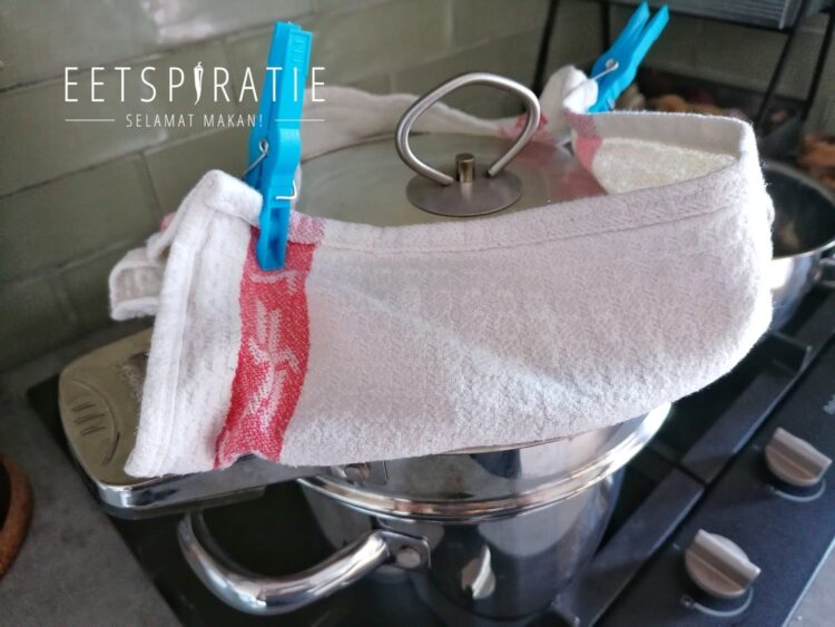 Roti kukus (gestoomd zoet brood)