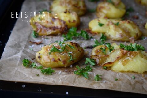 Krokante aardappeltjes uit de oven (crispy smashed potatoes)