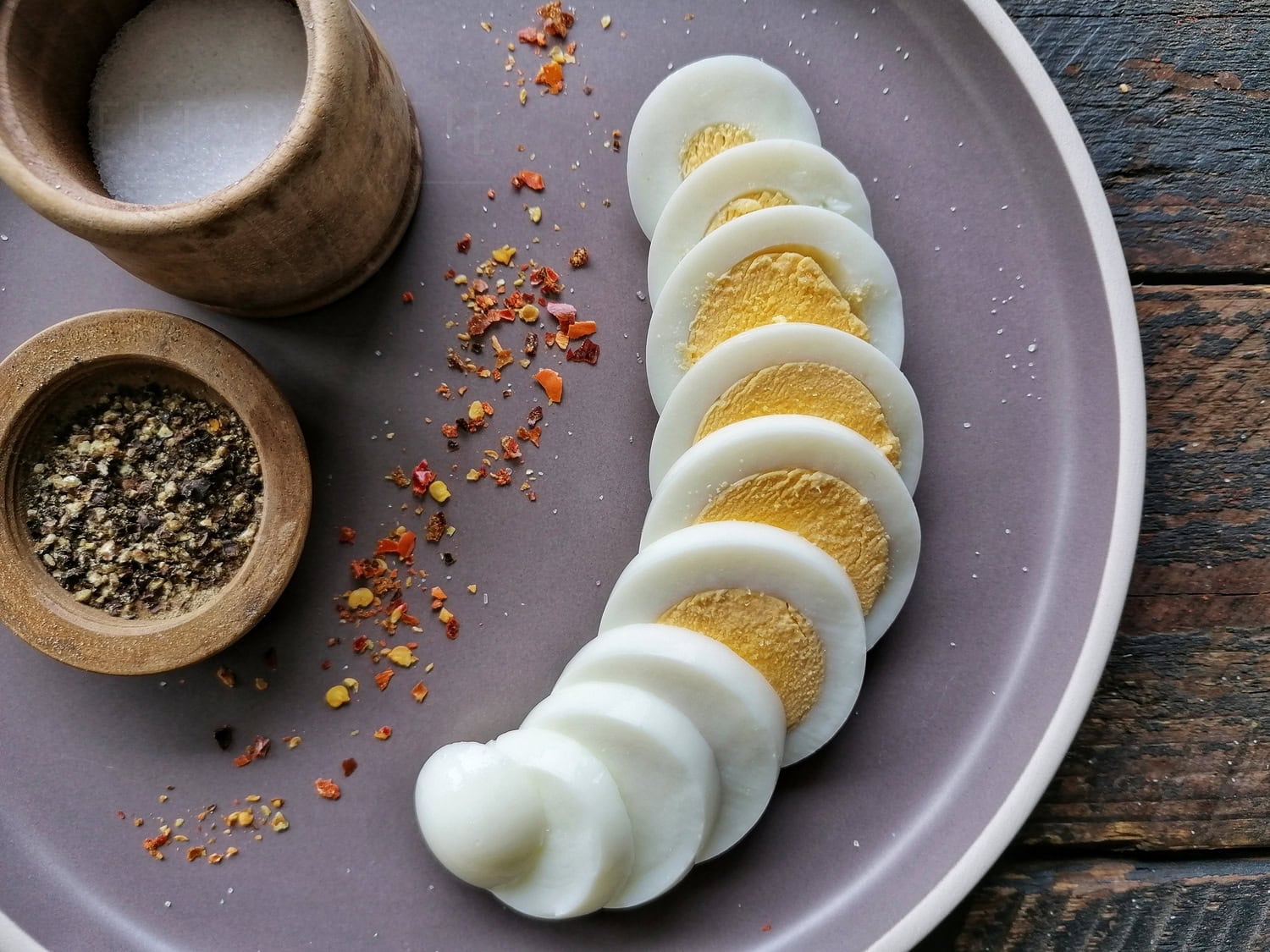 Een ei in dunne plakjes gesneden