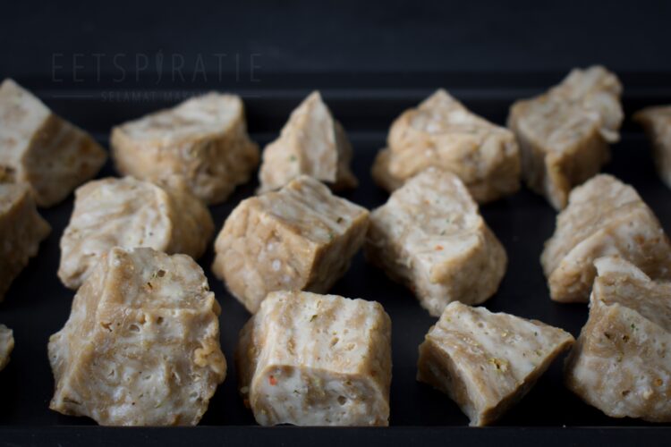 Snijd de seitan in stukken