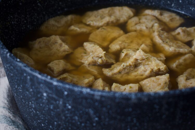 Kook de seitan in de bouillon