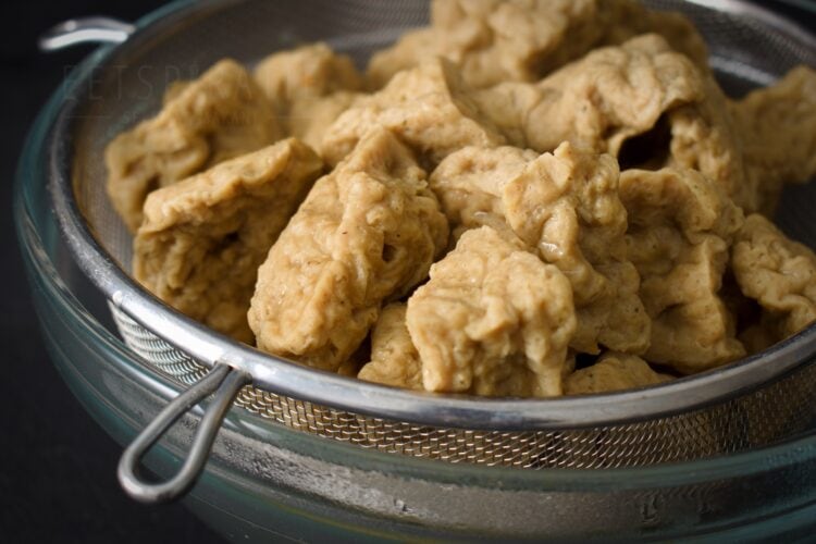 Laat de seitan uitlekken