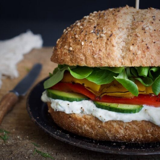 Broodje met groenten en tzatziki