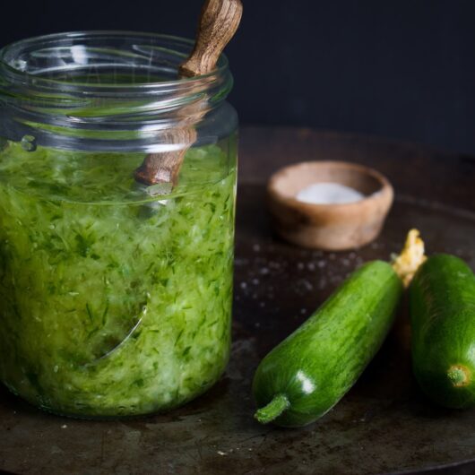 Geraspte zoetzure komkommersalade