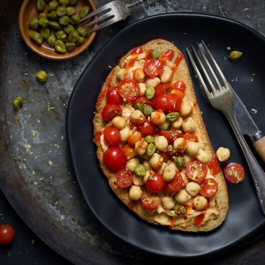 Gezond beleg tomatensalade met kikkererwten
