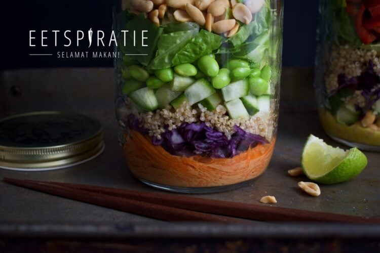 Aziatische salade met pindadressing in een pot