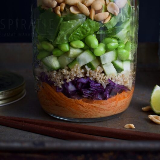 Aziatische salade met pindadressing in een pot