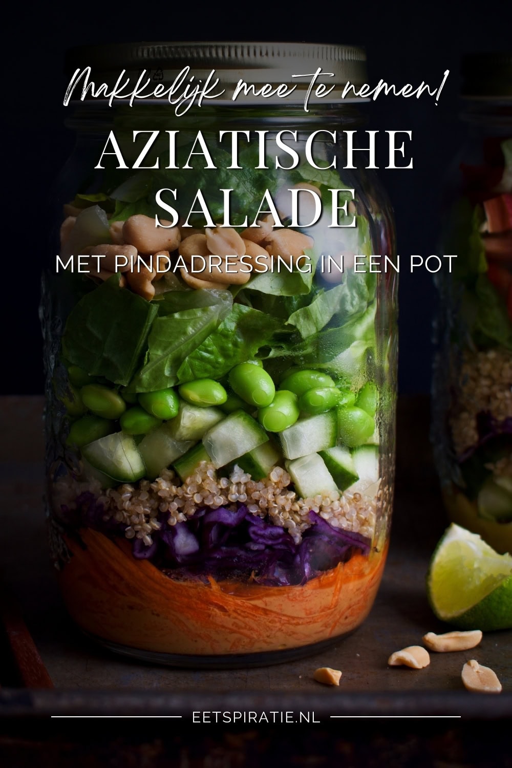 Aziatische salade met pindadressing in een pot