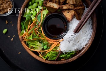 Aziatische salade met noedels rijstvermicelli bowl