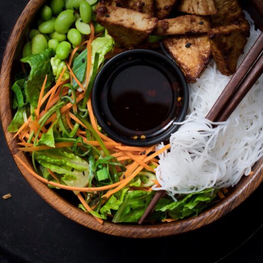 Aziatische salade met noedels rijstvermicelli bowl