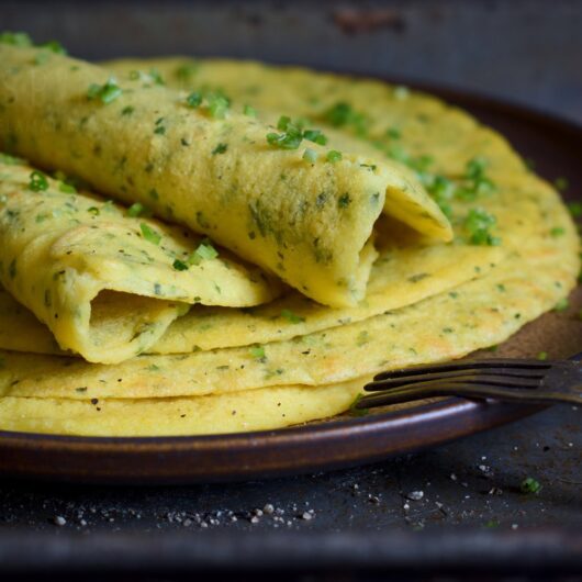 Vegan mung dal omelet - een eiwitrijk gerecht van gele mungbonen
