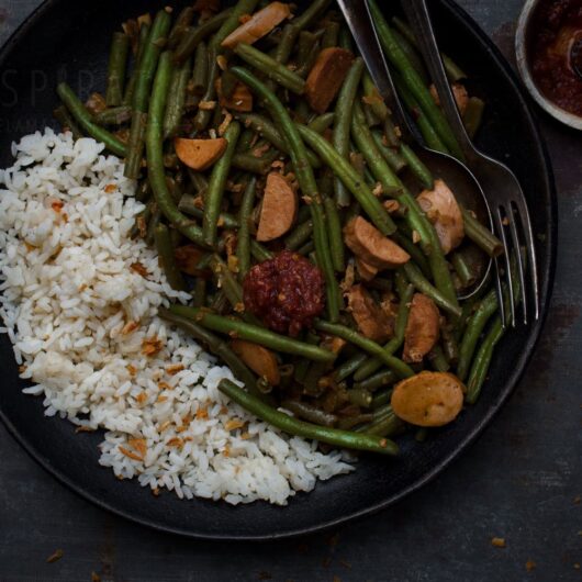 Rookworst met boontjes een gerecht uit de Indische keuken