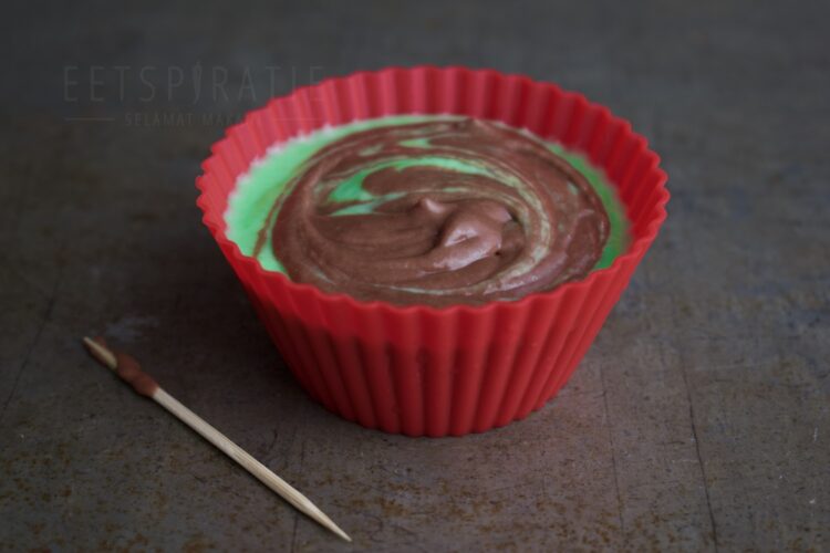 Kue mangkok - een cupcakevormpje met een mengsel van groen en bruin beslag