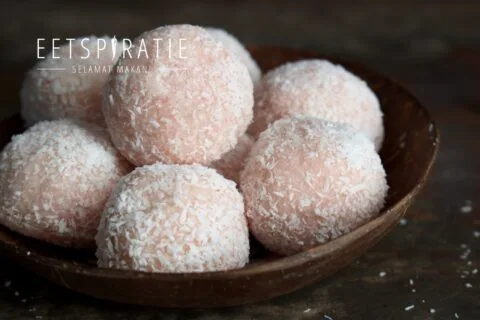 Kokosballetjes met aardbei - coconut laddoo