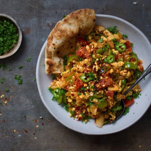 Vegan Turkse menemen met tofu - een heerlijk ontbijtgerecht receptenkaart