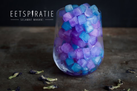 Blauwe en paarse ijsblokjes maken met butterfly pea tea