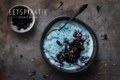 Blauwe rijstepap met butterfly pea tea