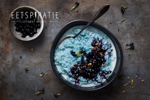 Blauwe rijstepap met butterfly pea tea