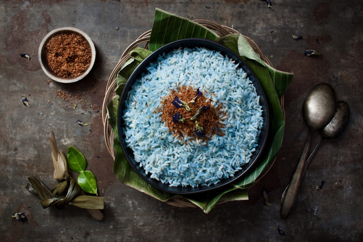 Zo maak je blauwe rijst voor het Maleisische gerecht nasi kerabu receptenkaart