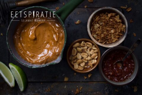 Snel satésausrecept met gebakken uitjes klaar in 10 minuten
