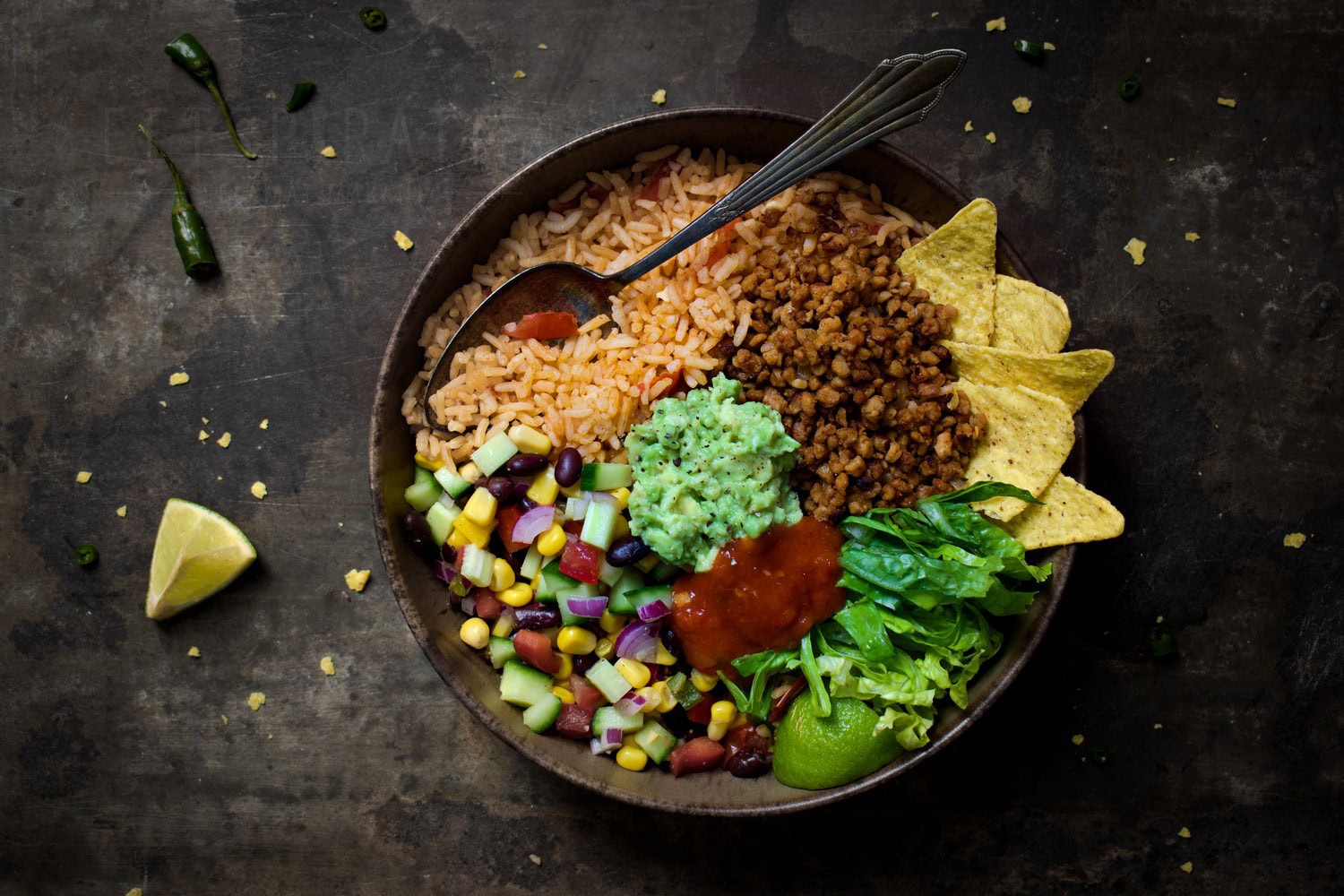 Eiwitrijke burritobowl met tomatenrijst en salsa