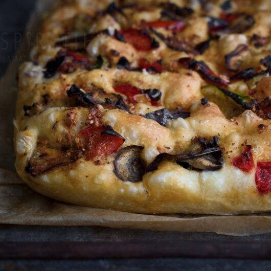 Focaccia met gegrilde groenten en chili olie receptenkaart