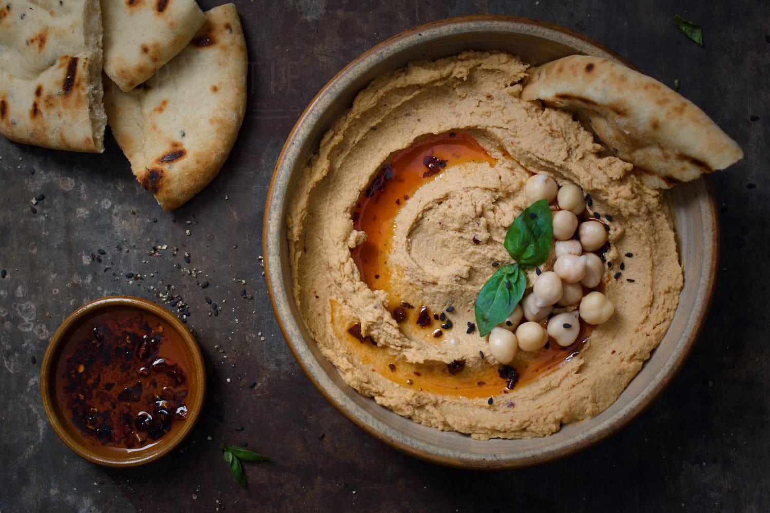 Hummus met crispy chili