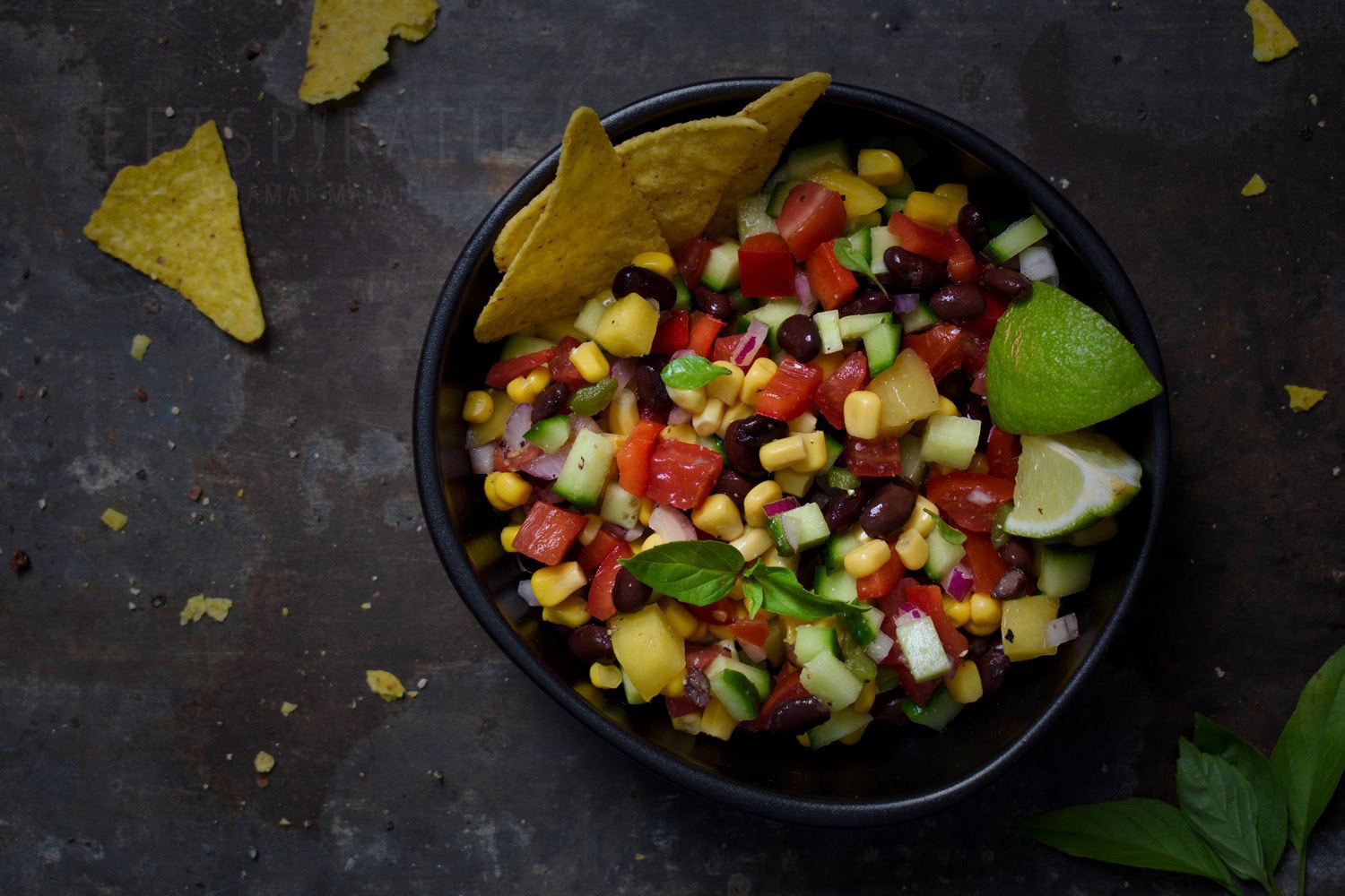 Mangosalsa met mais en zwarte bonen