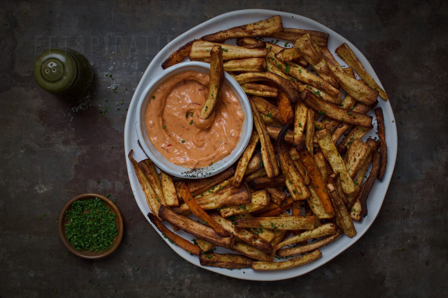 Pastinaakfrietjes uit de oven met pittige mayonaise