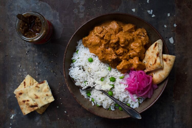 Een schaaltje met groentemarinade en de tekst: 4 lekkere marinades voor de barbecue