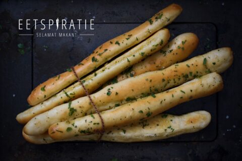 Broodstengels met knoflook en kruiden