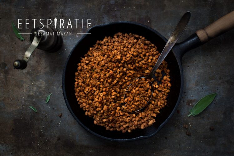 Vegan gehakt maken van sojastukjes lekker en eiwitrijk